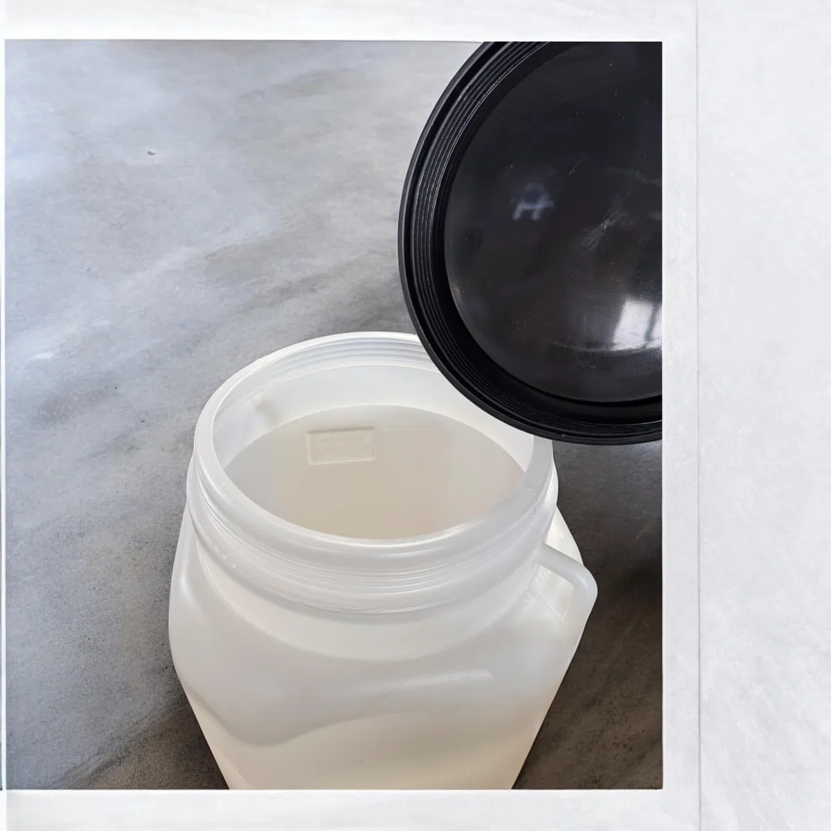 Jordan & Jordan - Bidon Plastique 50 litres - Récipient de Stockage Robuste - Hauteur 52 cm, Ø 22 cm, Couvercle à Visser - pour Eau, Aliments Secs, Déchets, Liquides Techniques
